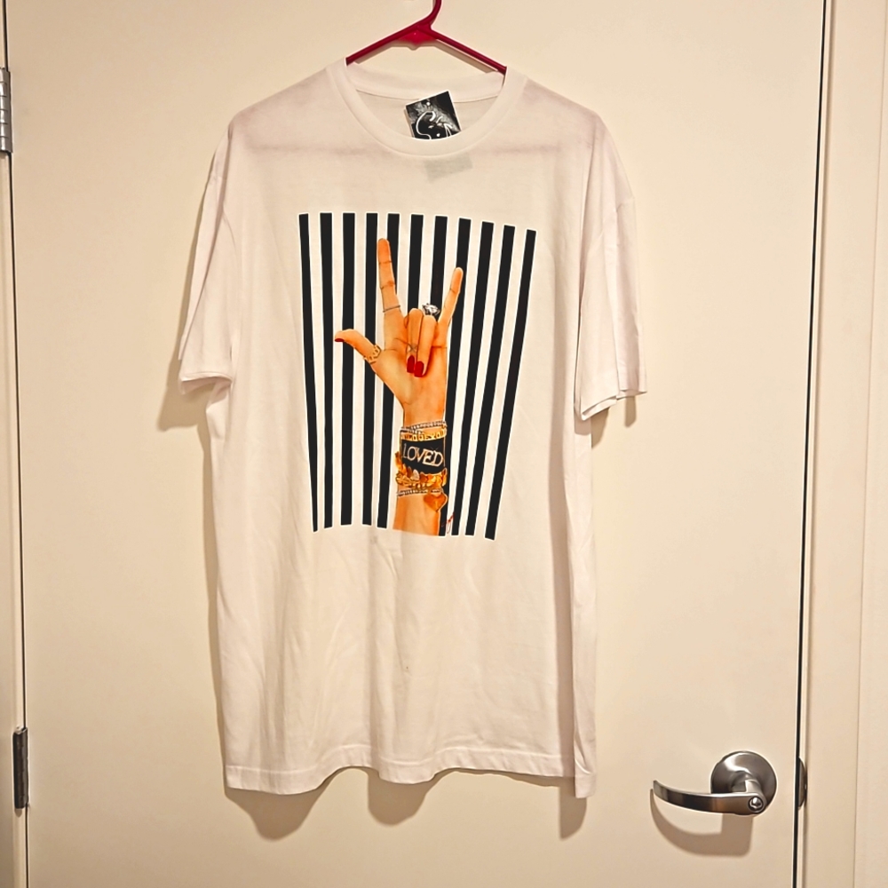 Rock and roll graphic tee woman's jeweled hand XL short sleeve concert festival